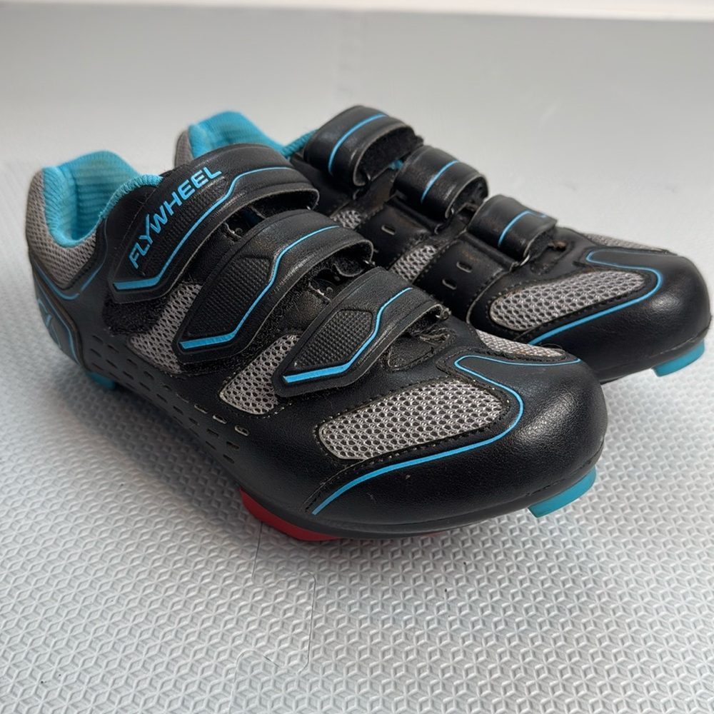 Flywheel delta clip spin shoes in size 6.
